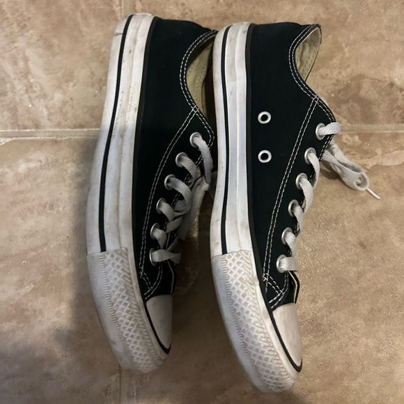 Black and white converse - Picture 2 of 3